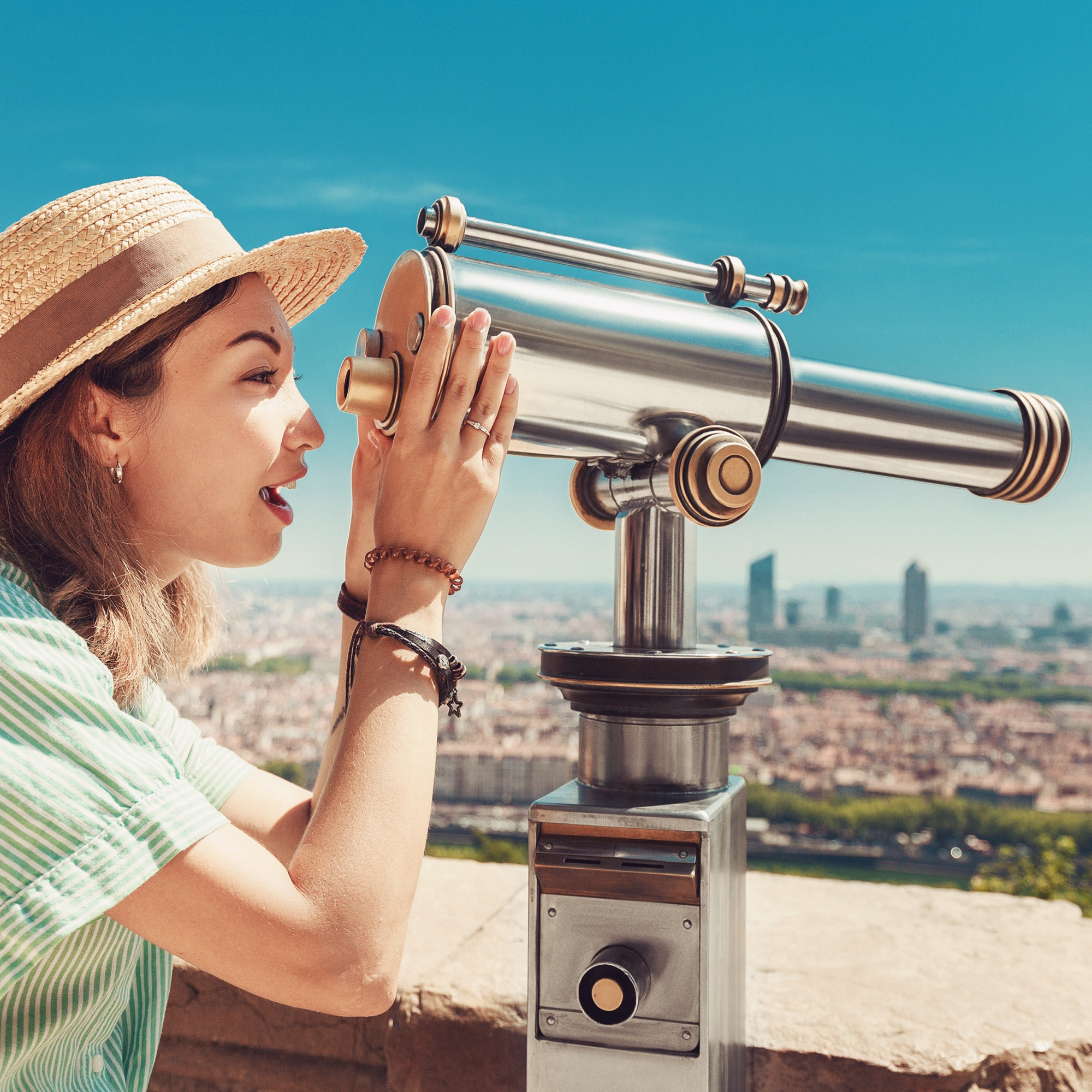 Aussichtsplattform mit weitem Blick in die Landschaft