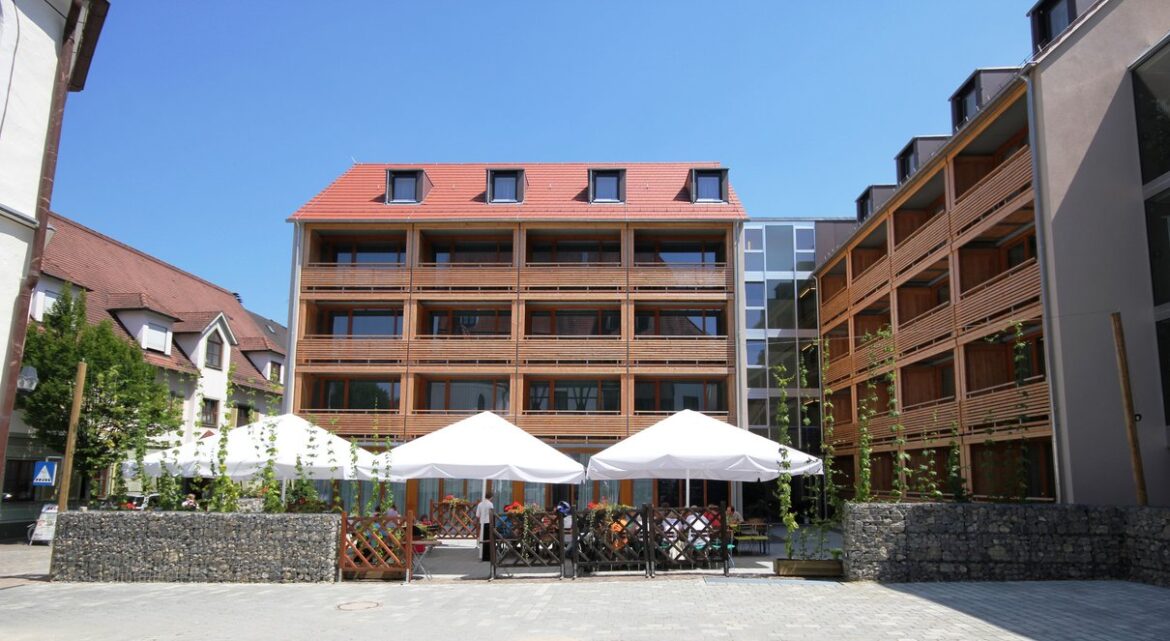 Modernes Best Western Hotel mit Holzfassade, Balkonen und Innenhofterrasse