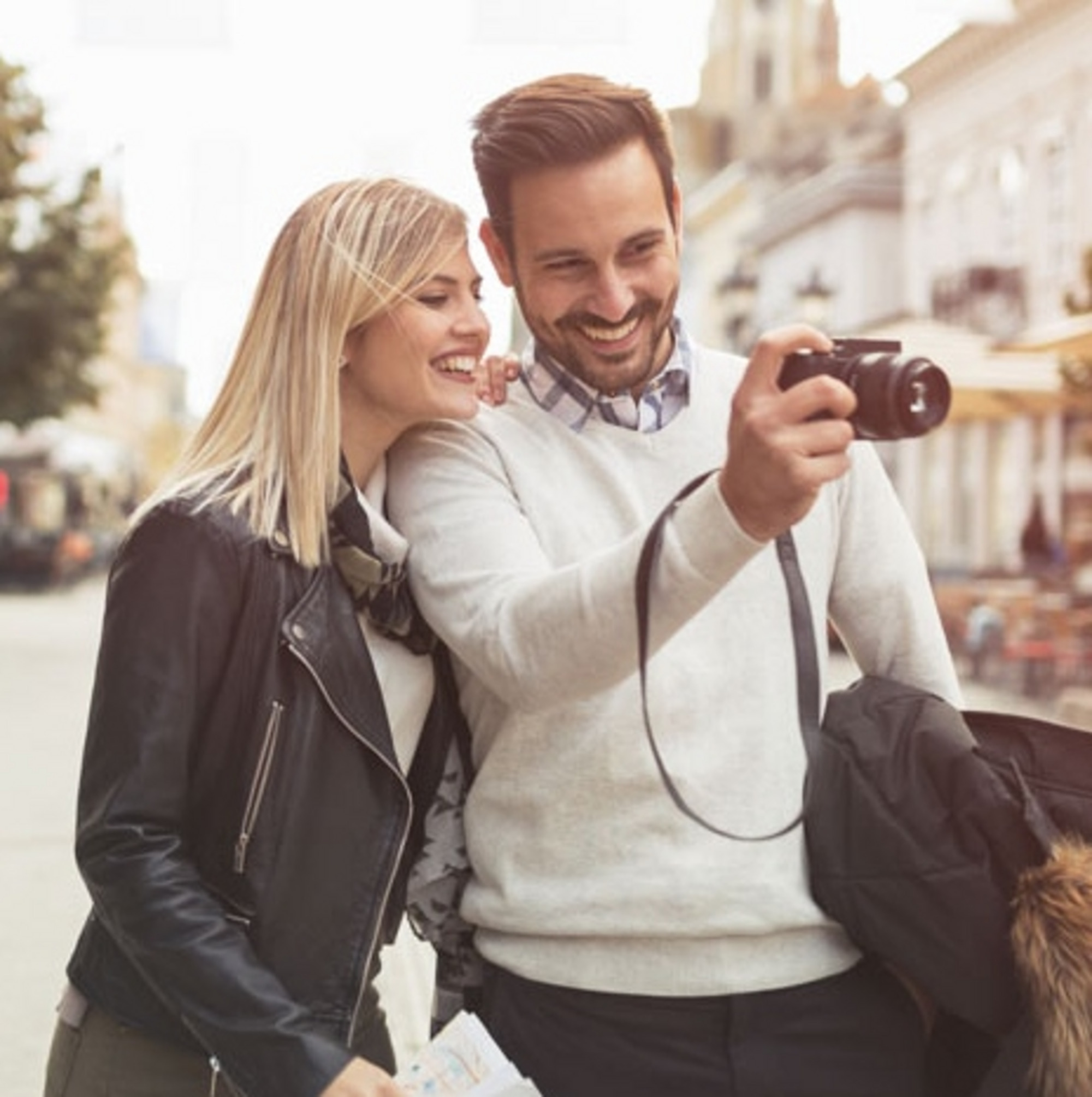Zwei Reisende fotografieren gemeinsam in einer urbanen Umgebung