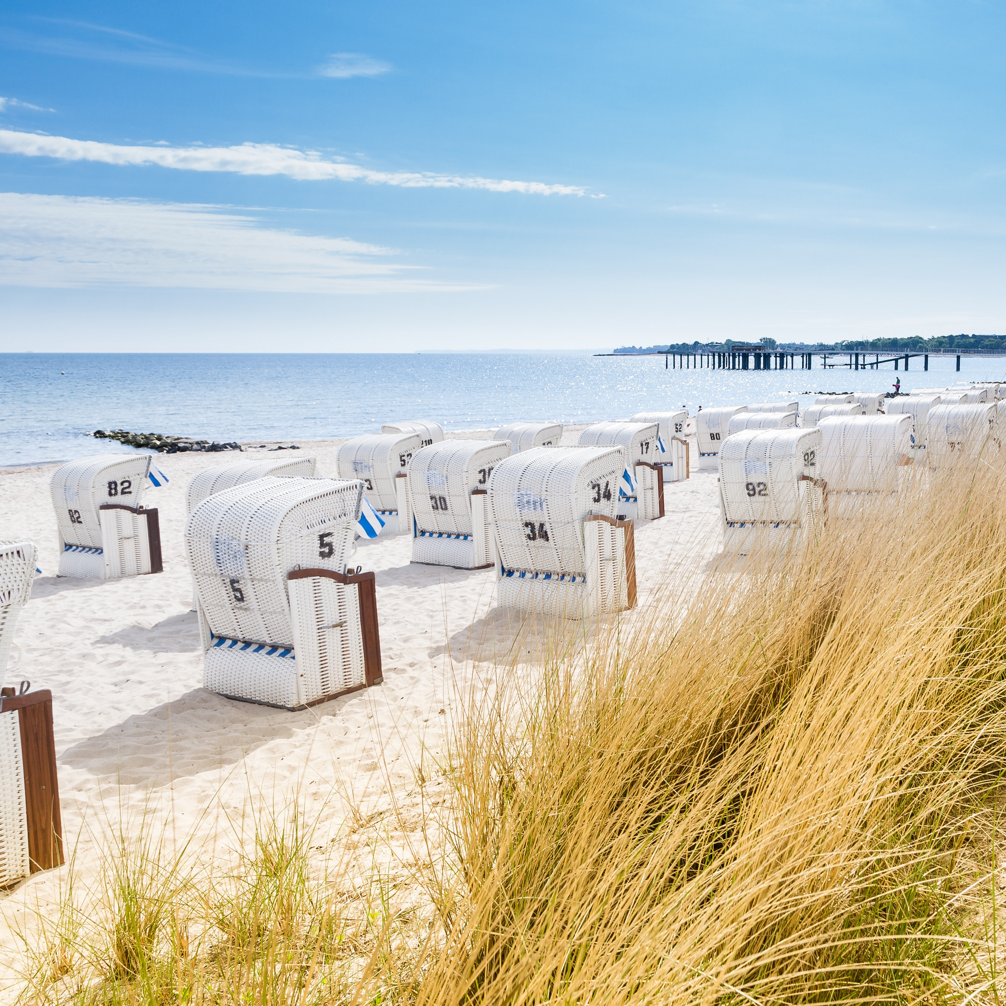 Strand mit Strandkörben für eine Auszeit am Wasser