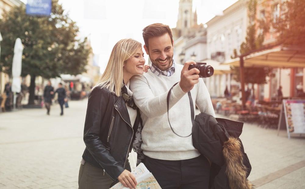 Zwei Reisende fotografieren bei einem Wochenendtrip in urbaner Umgebung