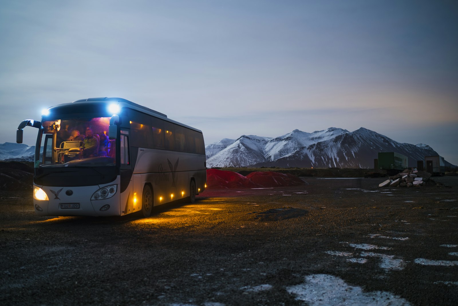 Bus fährt durch eine Berglandschaft