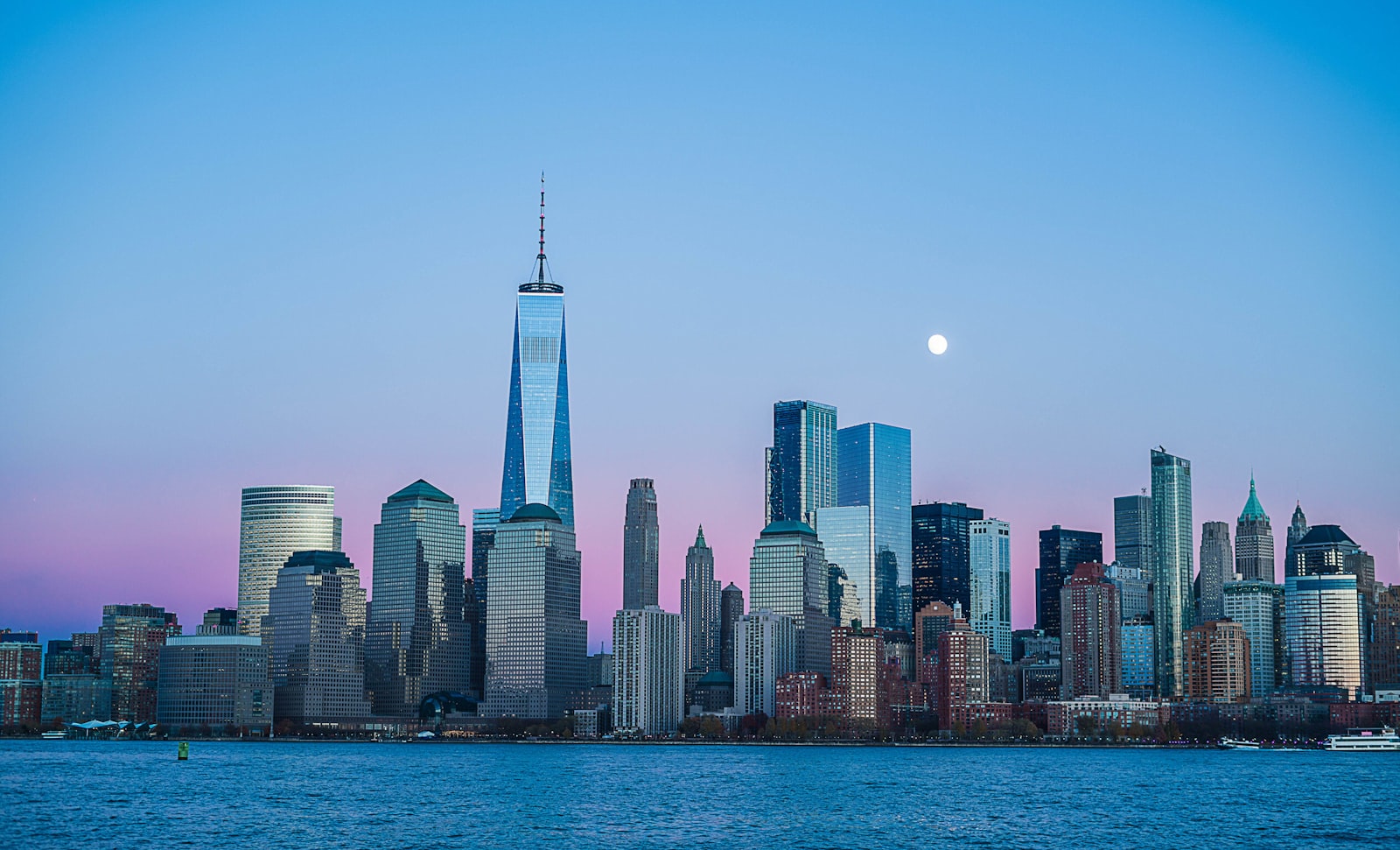 Skyline einer Großstadt als Reiseziel