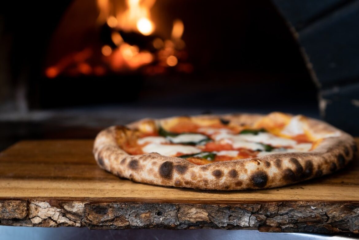 Pizza pri peci na drevo v domácej kuchyni