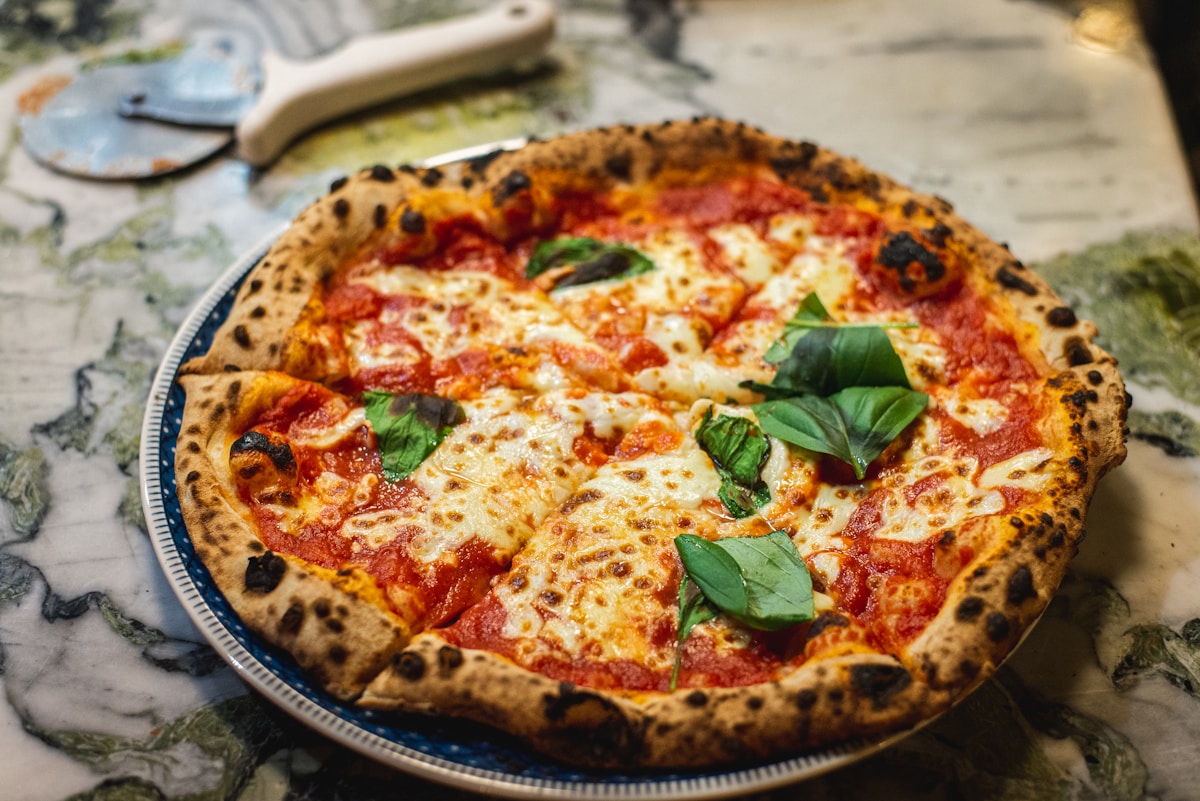 Čerstvo upečená pizza na tanieri