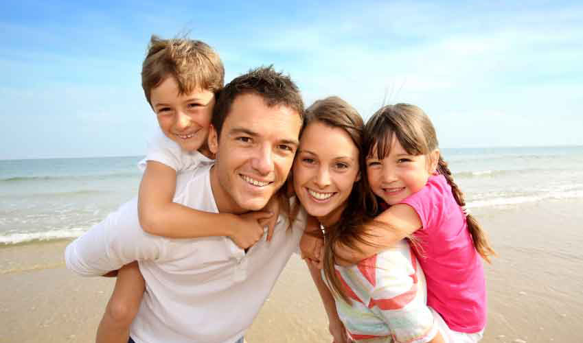 Familia posando en la playa