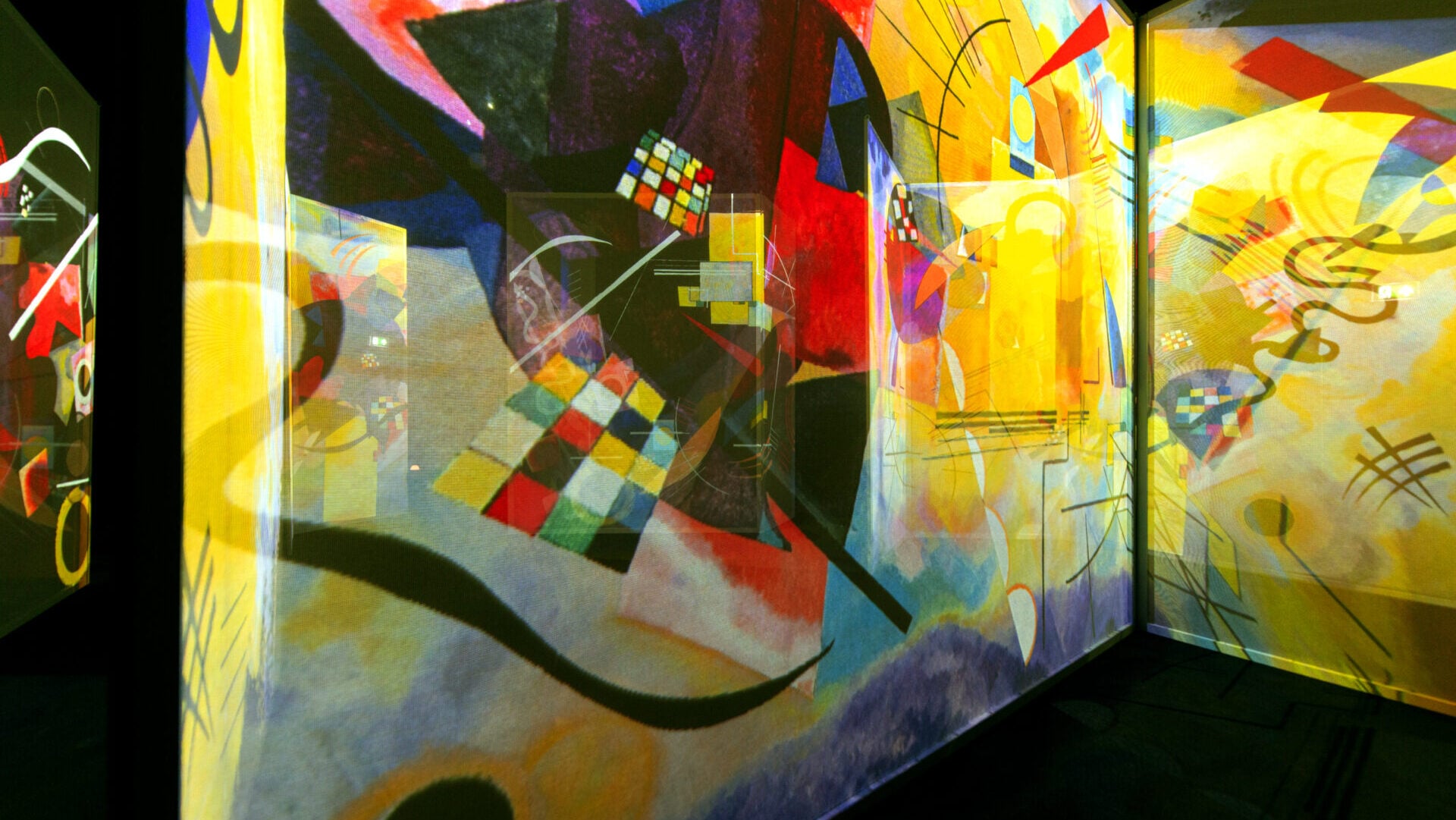 Kandinsky-inspired immersive projection in Frameless Art of Abstraction gallery
