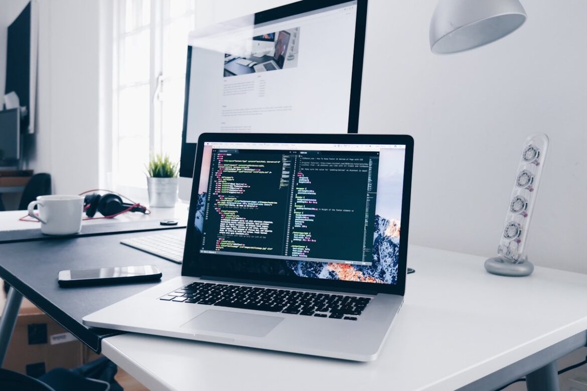 Portátil mostrando un espacio de trabajo de código