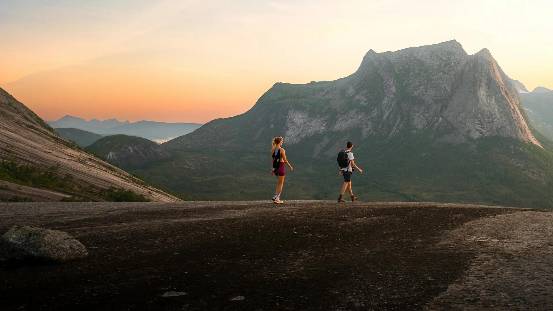 Excursionistas en un paisaje montañoso