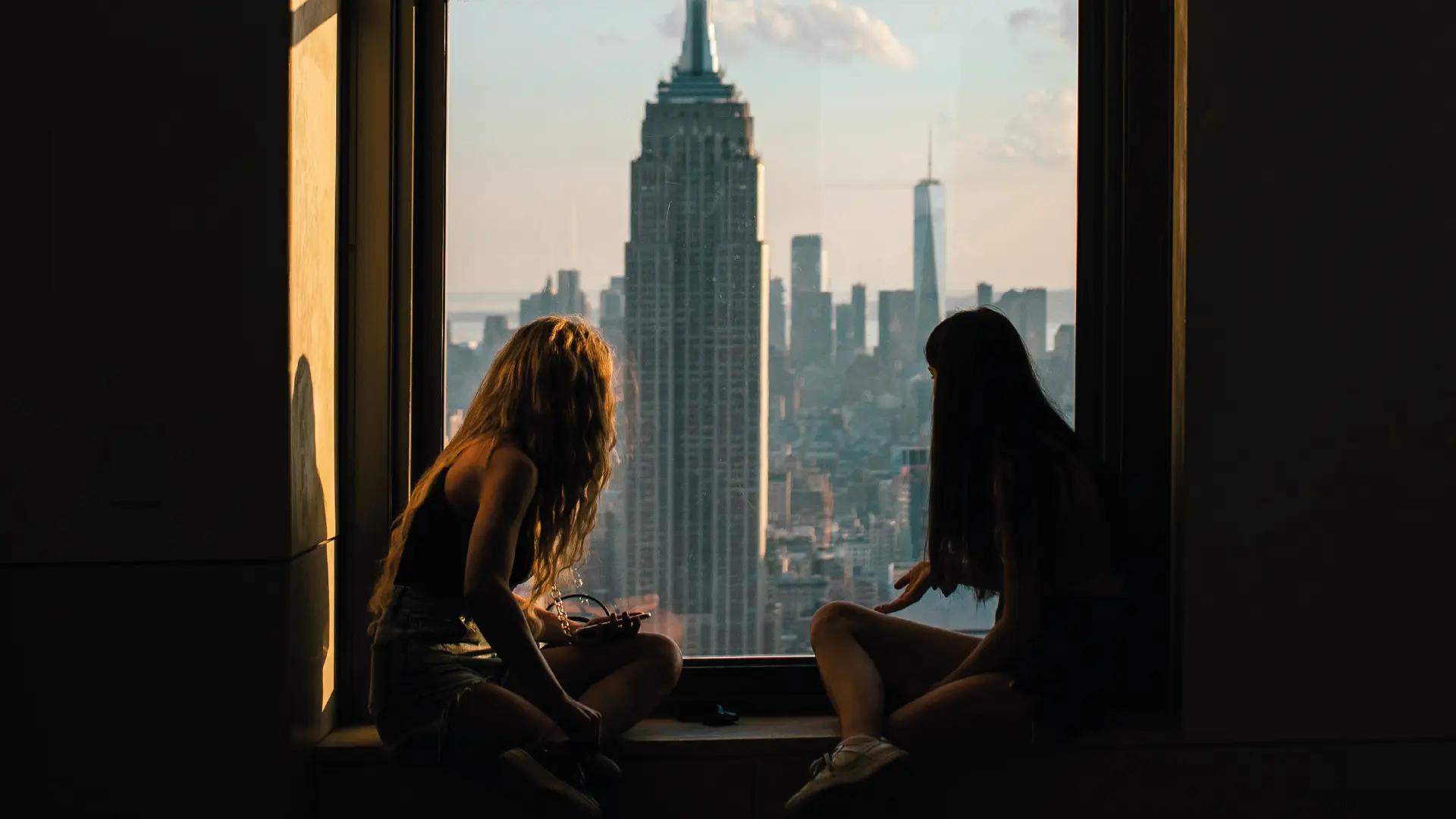Personas contemplando Nueva York desde un mirador