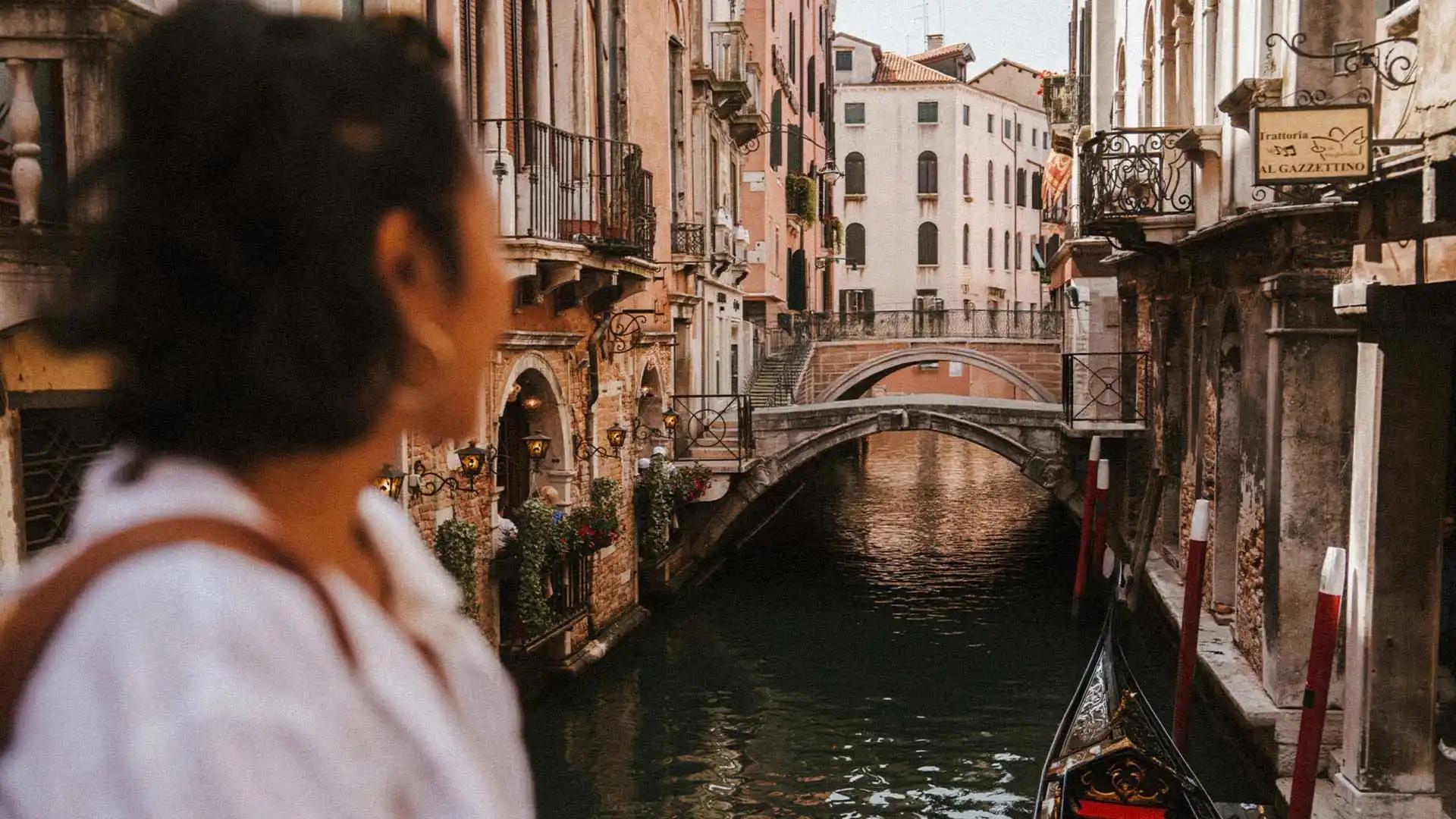 Viajera junto a un canal en Venecia