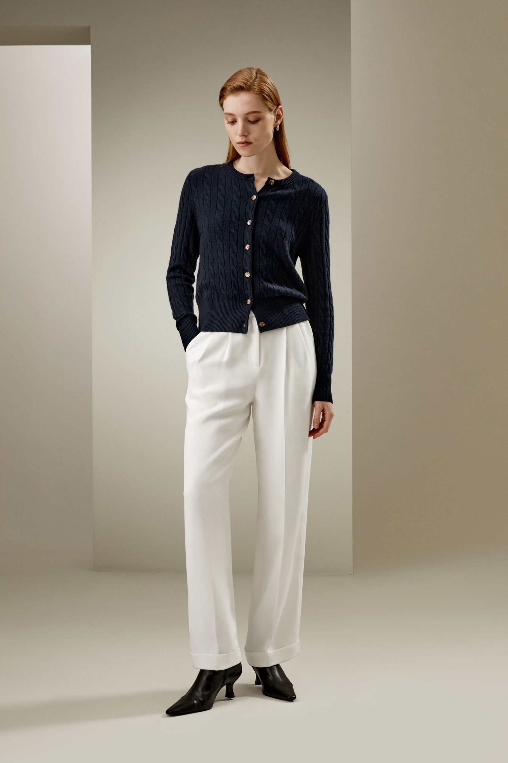 Cable Knit Cashmere Crewneck Cardigan in Blau