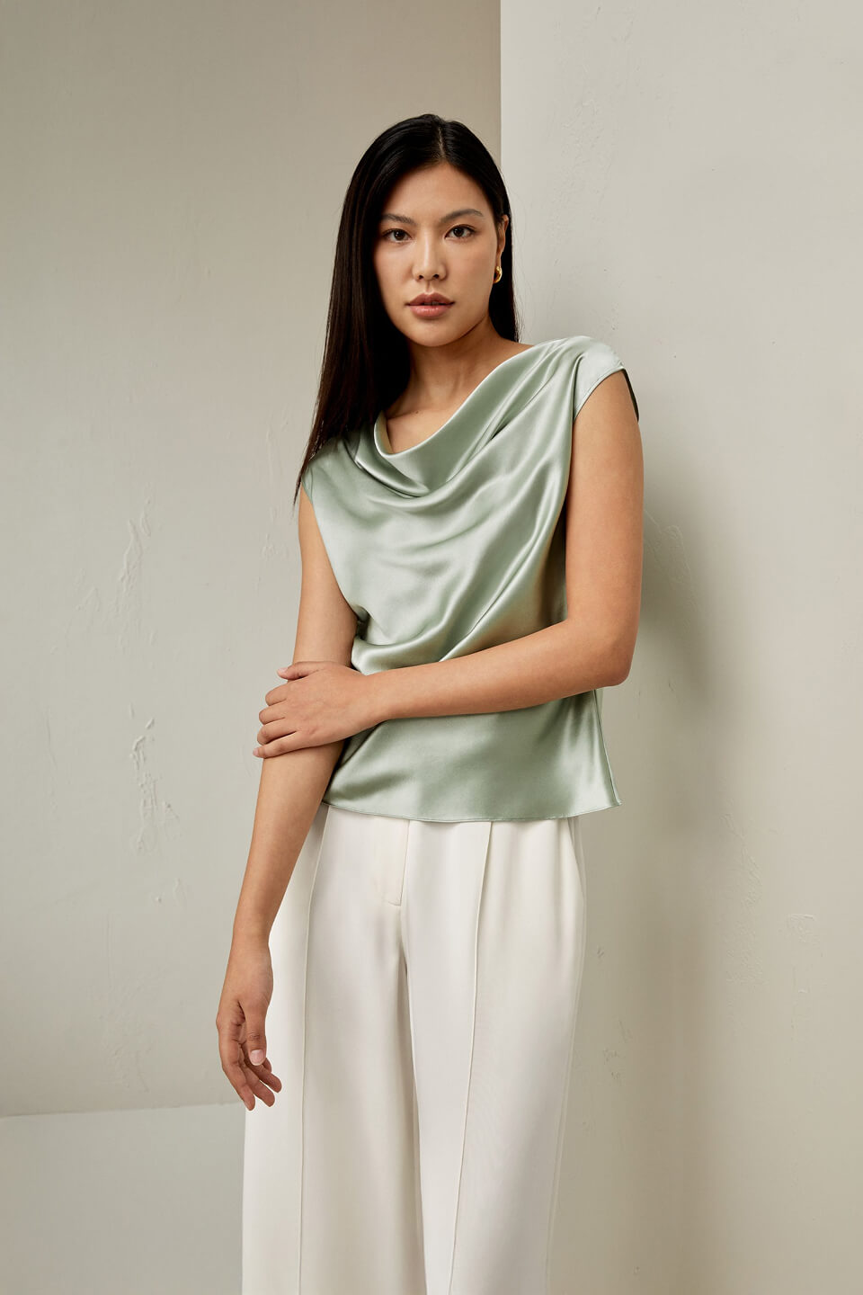 Top Lilysilk en charmeuse de soie à col drapé