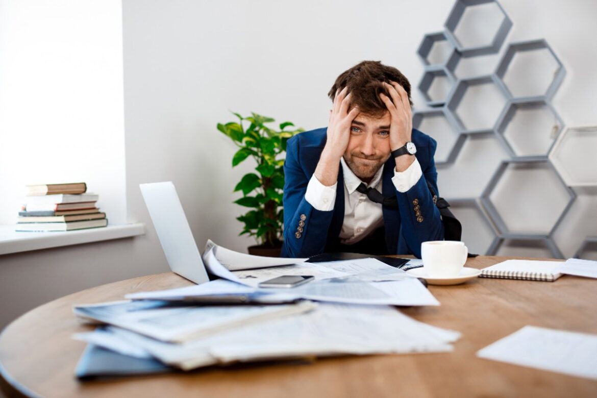 Persona reflexionando sobre el estrés financiero y sus gastos