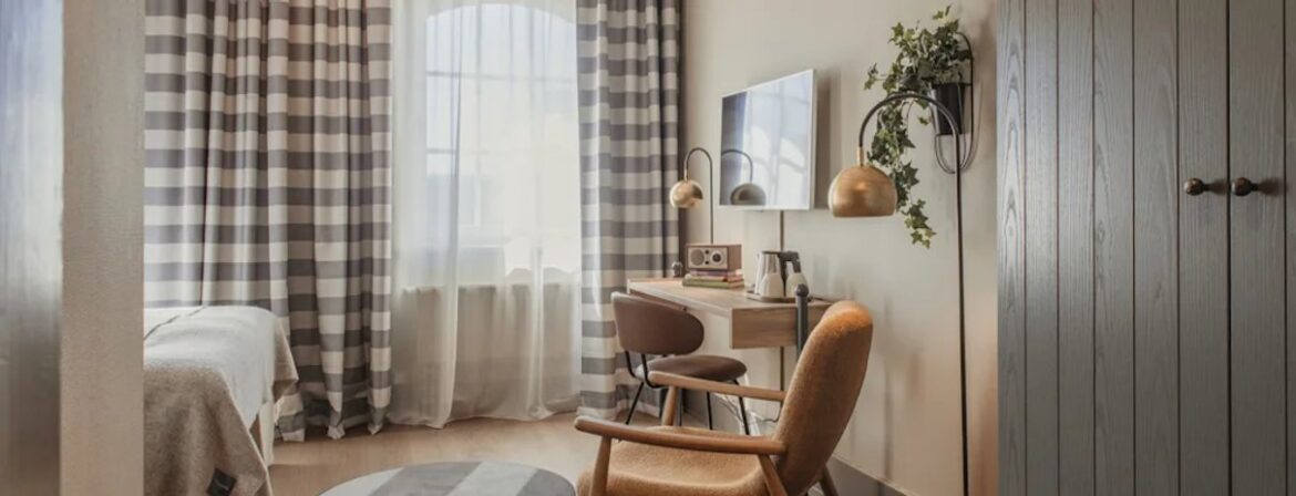 Gemütliches Zweibettzimmer mit Schreibtisch und Sessel