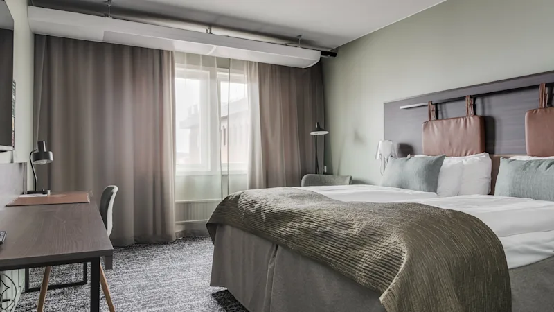 Modernes Hotelzimmer mit Bett und Sitzbereich