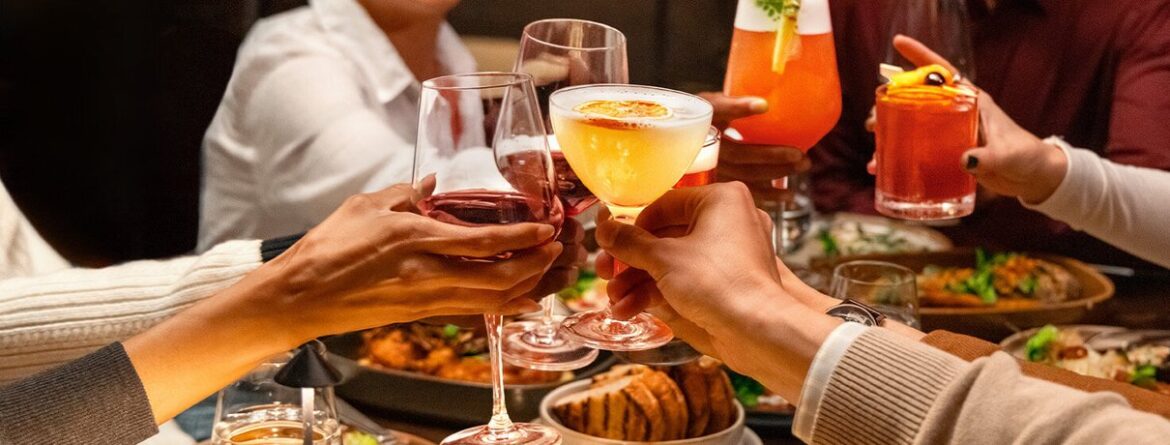 Personnes qui trinquent avec des cocktails chez ONE Dine