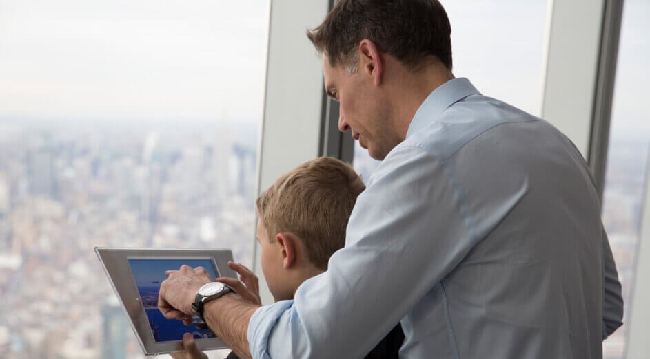 Visitor using the Digital Skyline Guide at One World Observatory