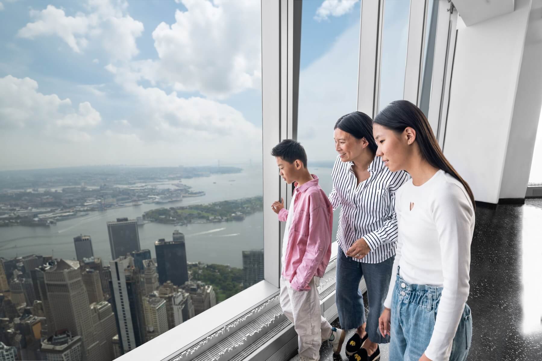Família a contemplar a vista no One World Observatory