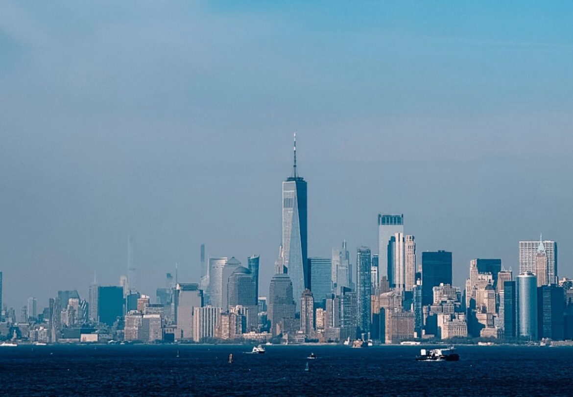 Skyline von Manhattan über dem Wasser