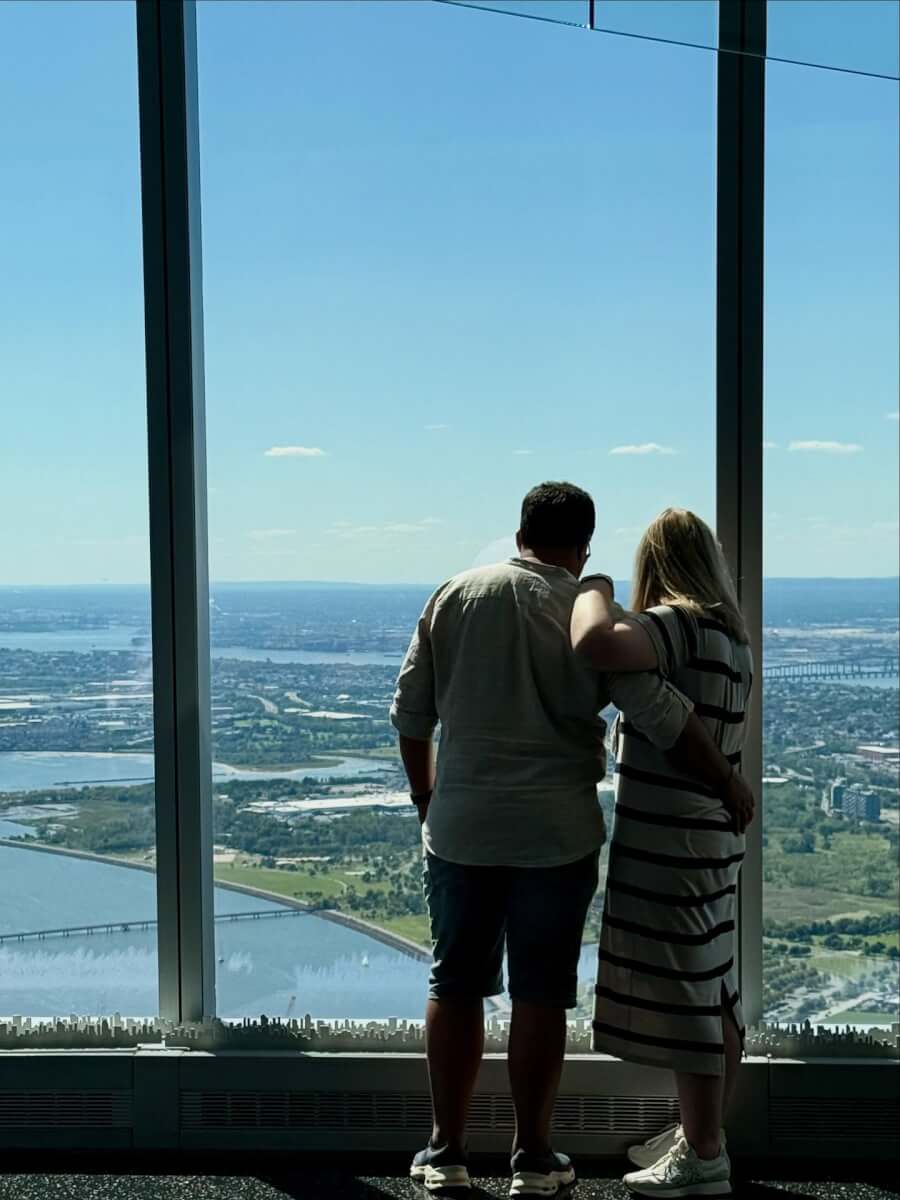 Casal observando a cidade durante o dia no One World Observatory