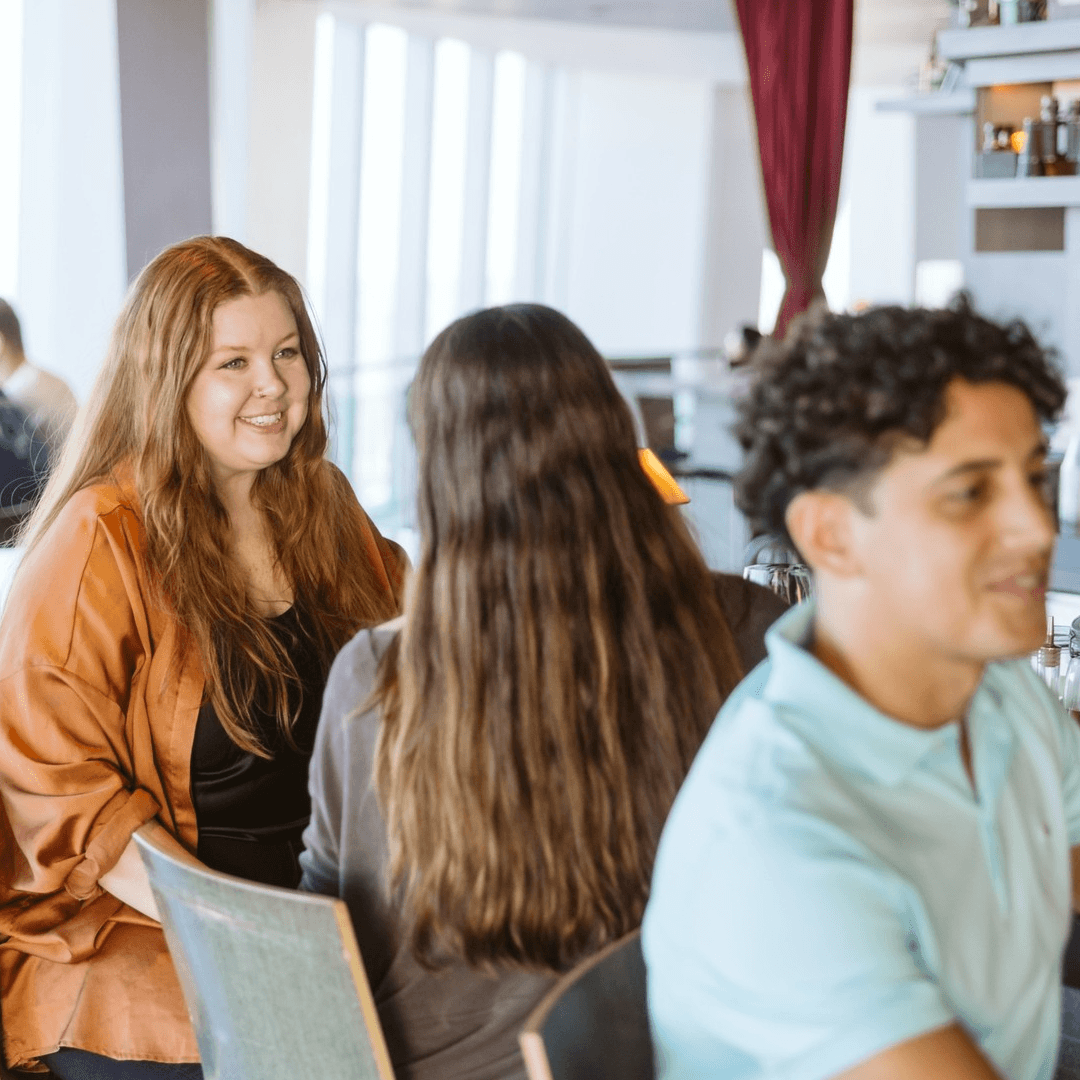 Pessoas em um ambiente de restaurante do ONE Dine