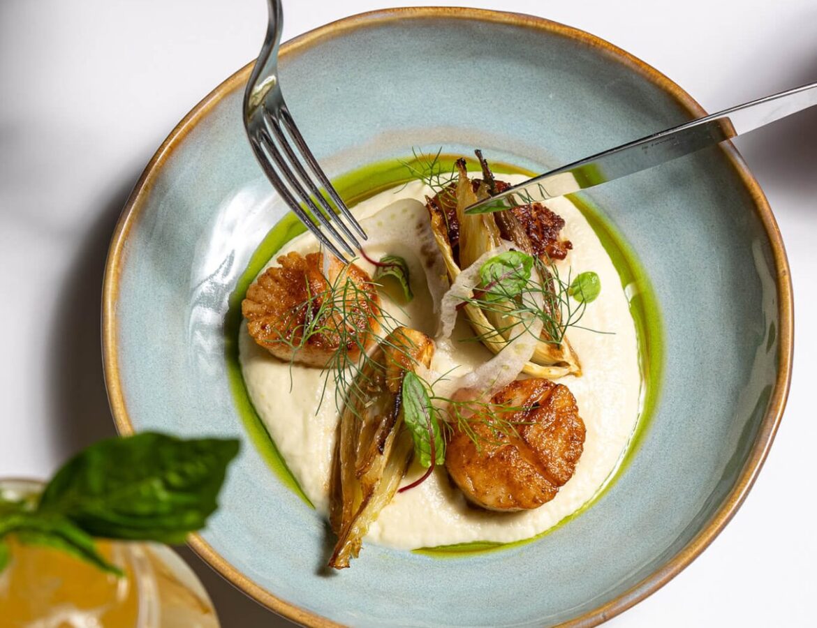 Plato de temporada servido en ONE Dine en One World Observatory