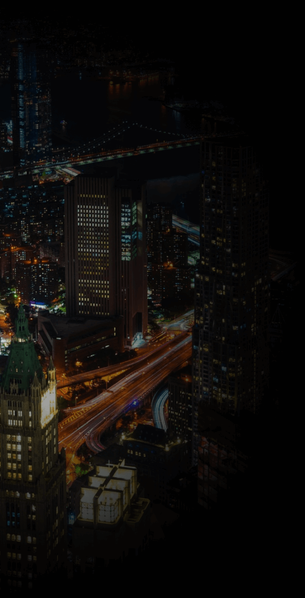 Vista noturna aérea de Lower Manhattan e da Ponte de Brooklyn