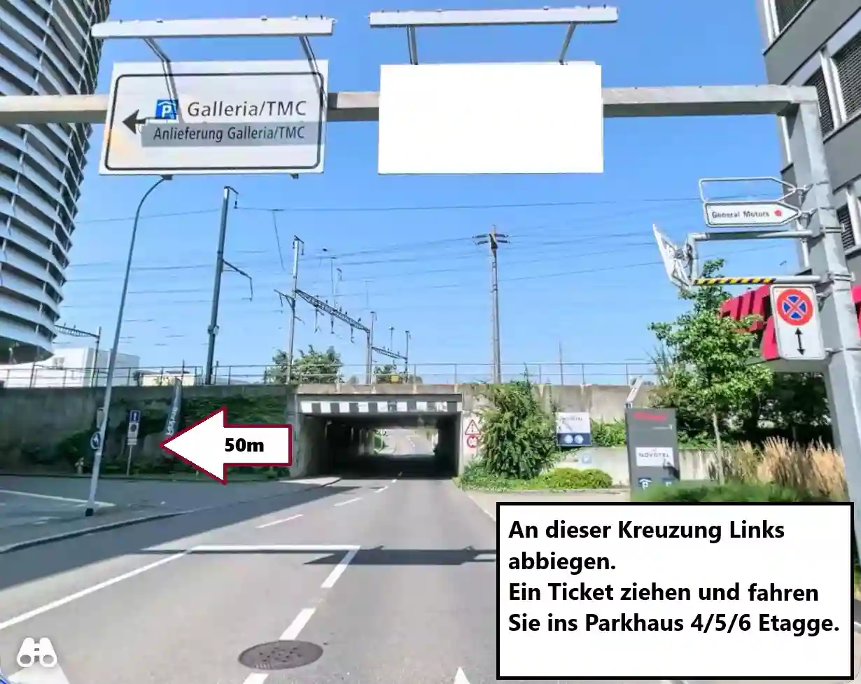 Parkwegweiser an einem Zürcher Parkplatz