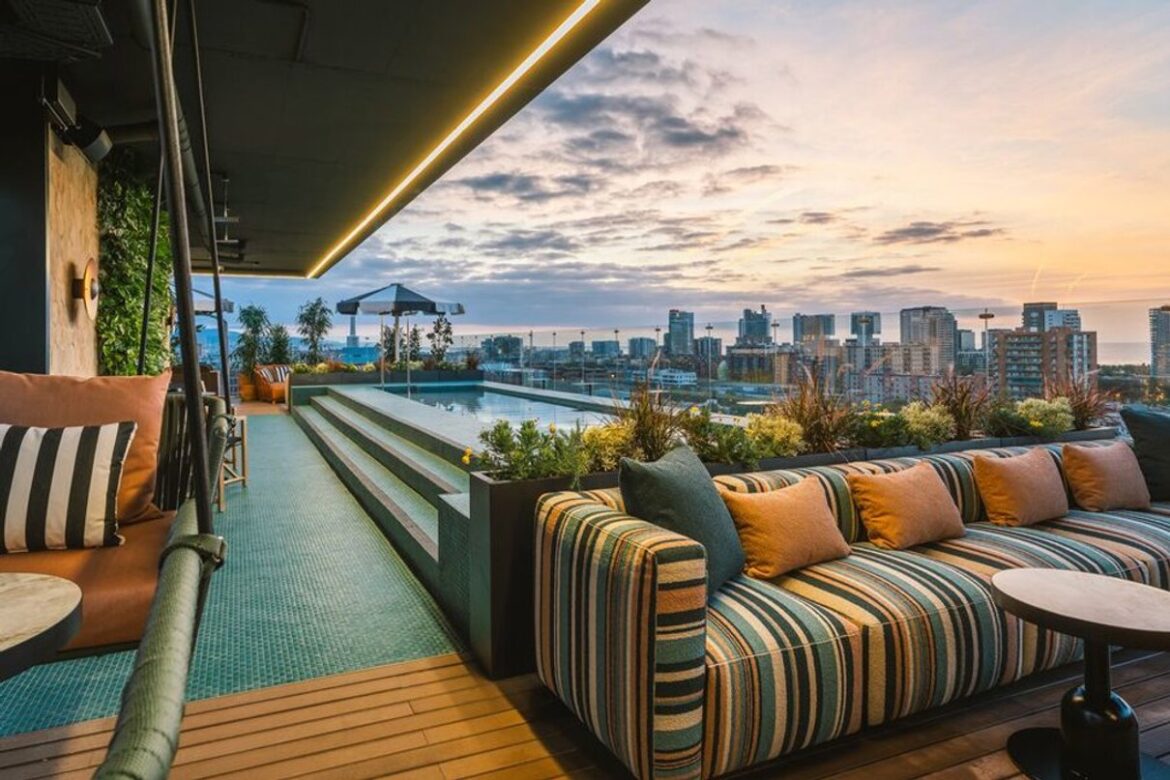 Terraza rooftop de The Social Hub Barcelona con vistas de la ciudad y ambiente de verano