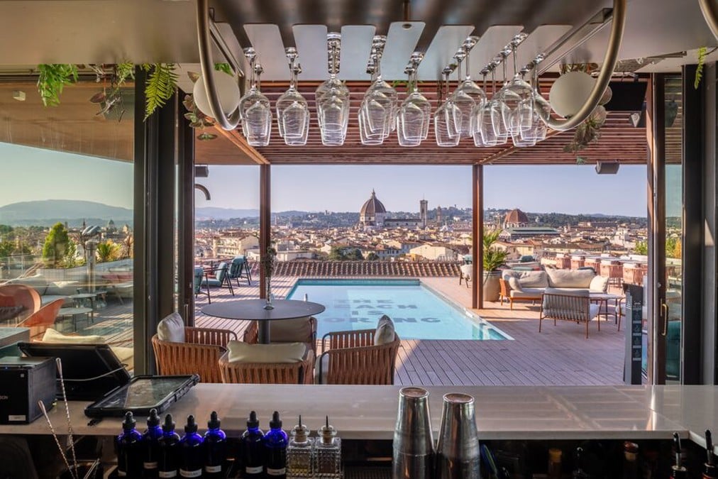 Rooftop de The Social Hub Florence con piscina y zona lounge