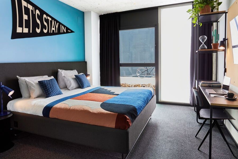 Habitación contemporánea de The Social Hub Madrid con cama doble y escritorio