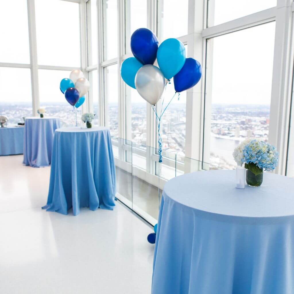 Espaço de evento do View Boston com decoração e vista do skyline