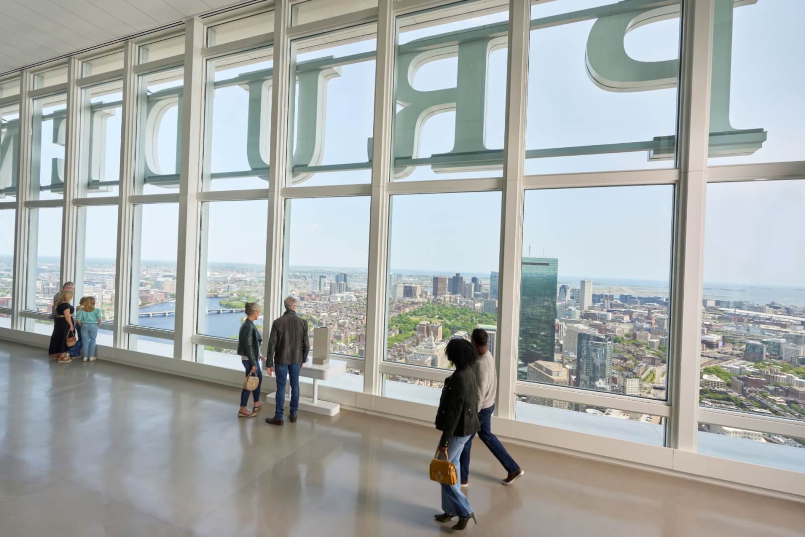 Interior del nivel 52 de View Boston con vistas panorámicas