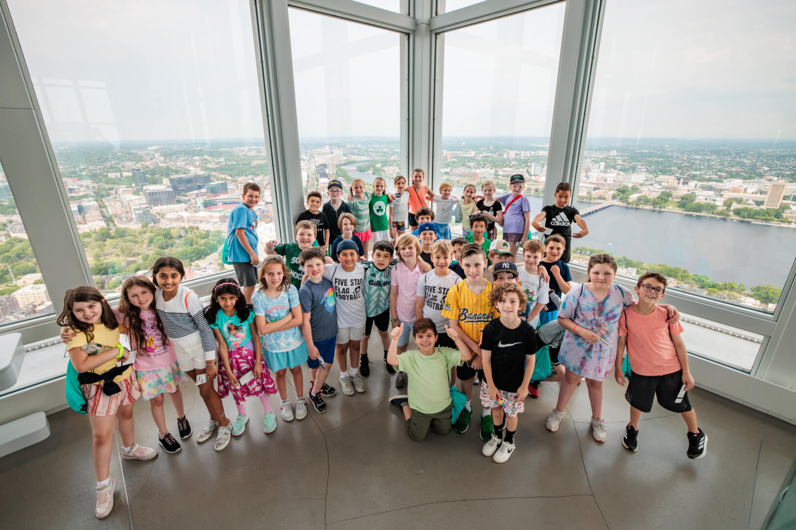 Gruppe im View-Boston-Observatorium mit Blick auf die Skyline