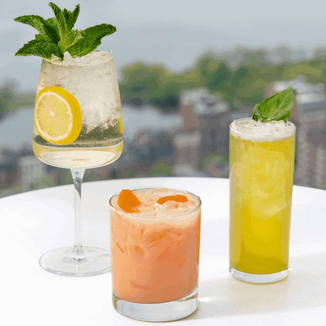 Coquetéis sazonais servidos no Stratus rooftop bar