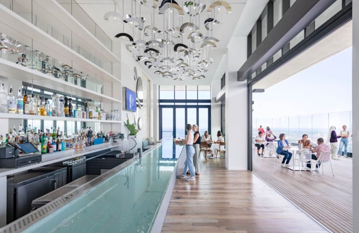 Stratus rooftop bar no View Boston com vista elevada da cidade