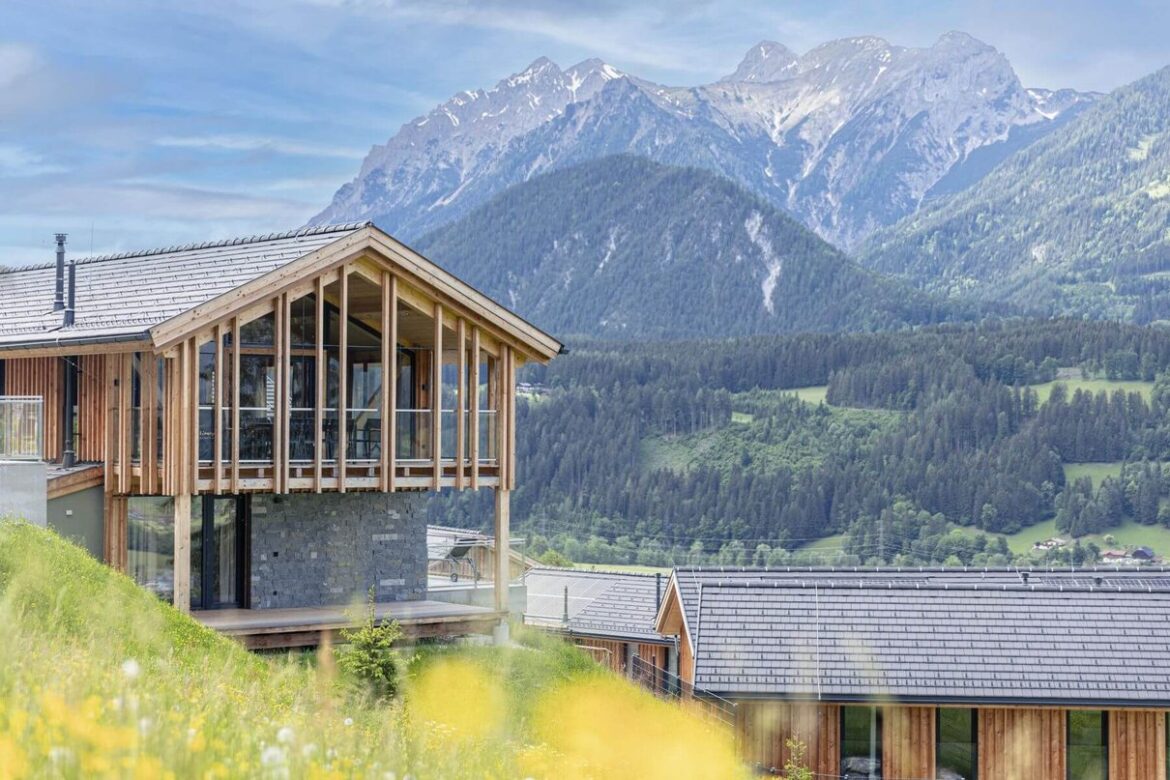 Bergresort Hauser Kaibling mit Chalets und alpiner Landschaft im Sommer