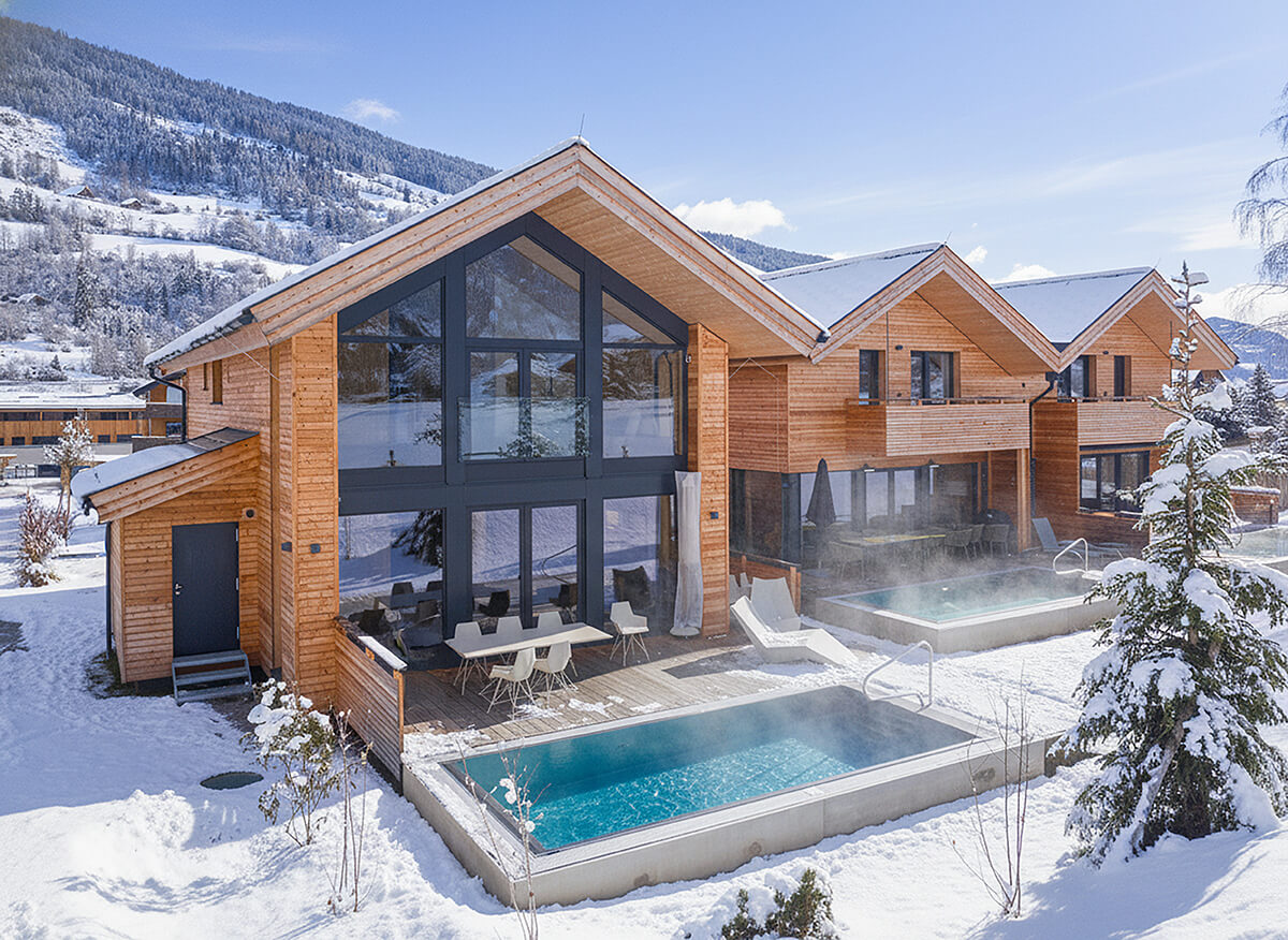 Beheizter Pool vor einer Kreischberg Villa im Winter