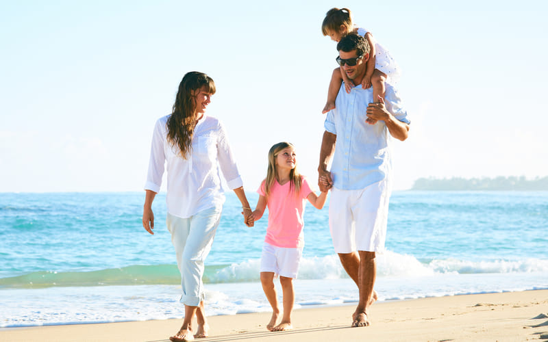 Famiglia in spiaggia durante una vacanza