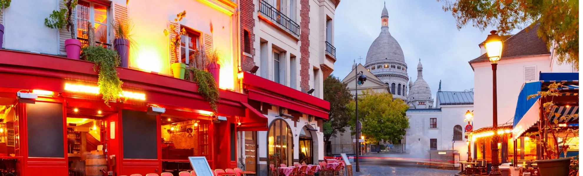 Strada di Montmartre a Parigi durante un viaggio