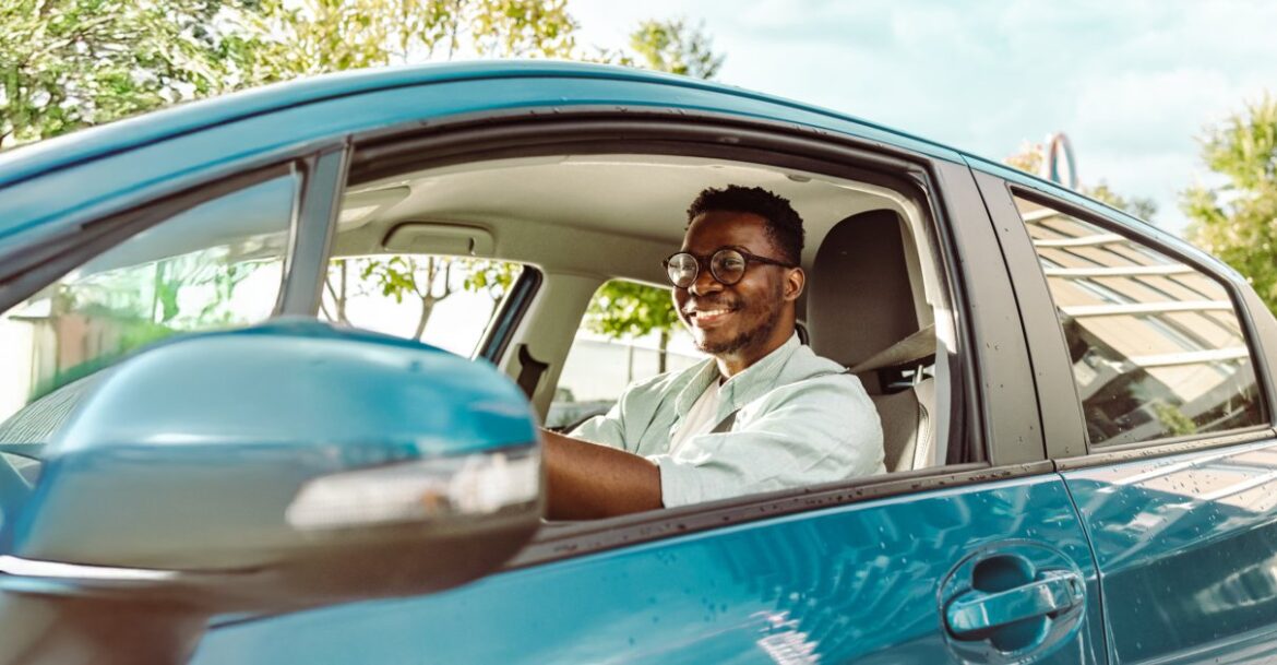 Conducteur installé dans une voiture bleue pour illustrer l'assurance auto Axa