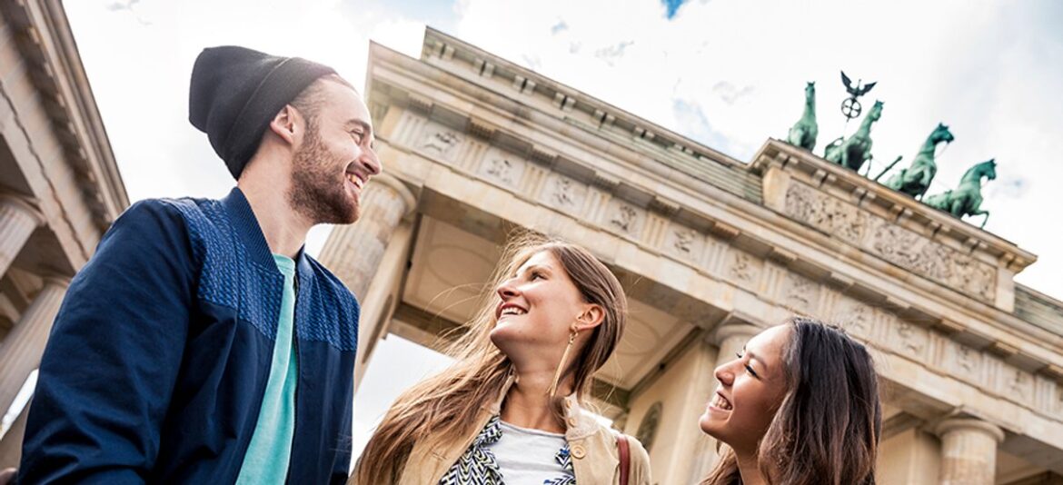 Reisende vor dem Brandenburger Tor