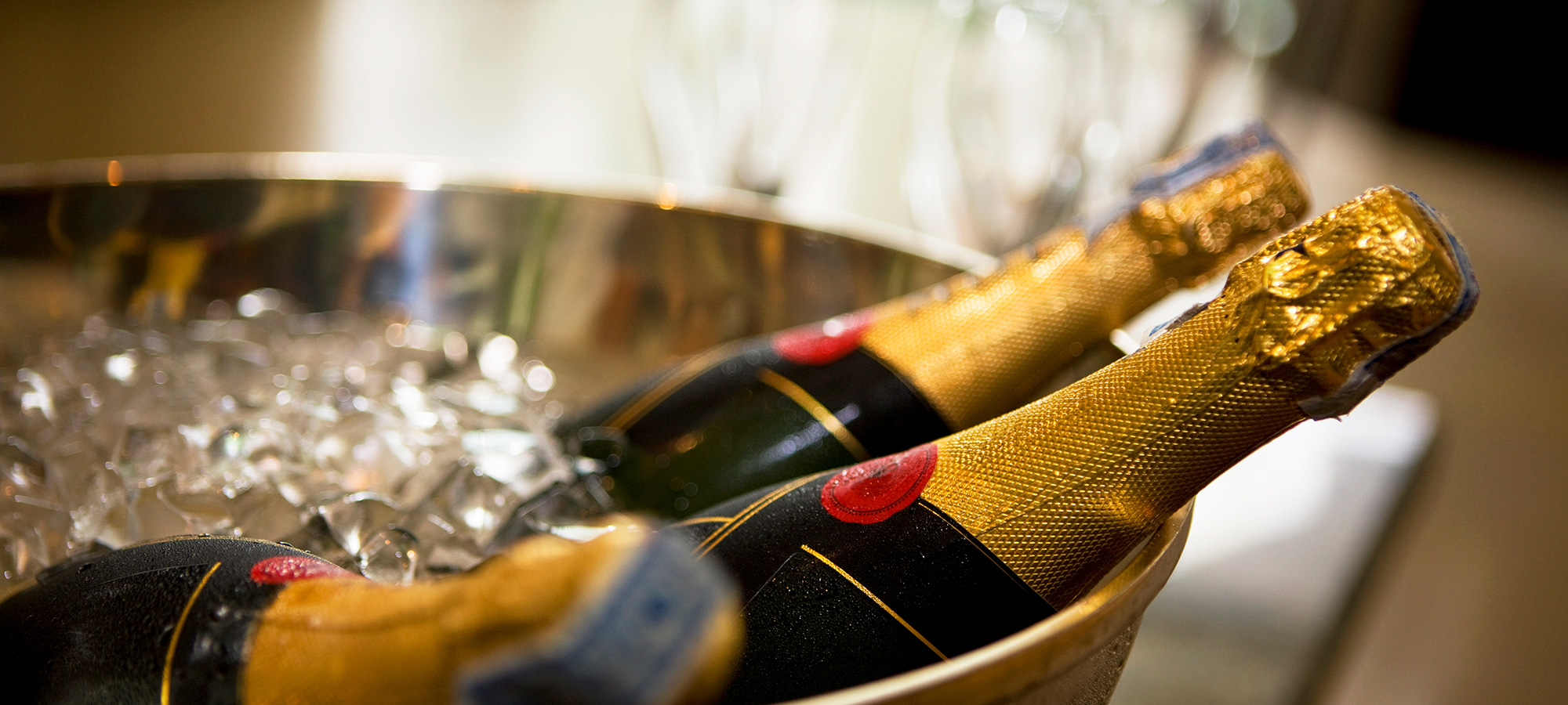 Champagnerflaschen in einem Eiskübel