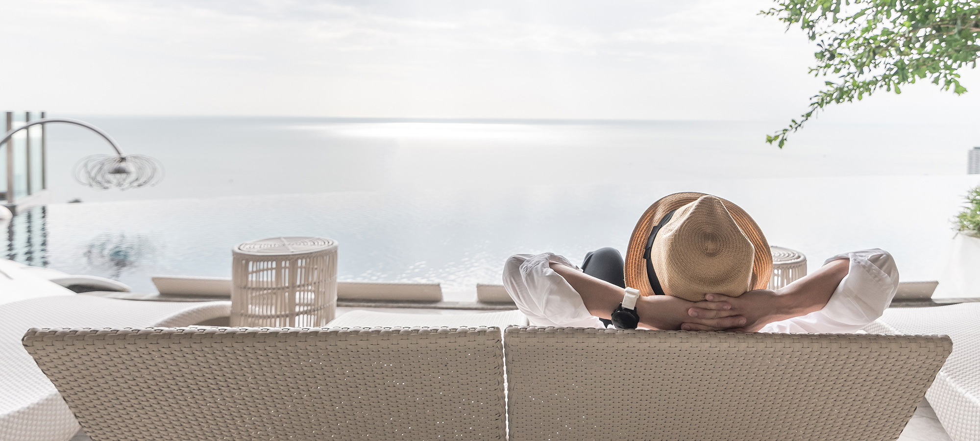Gast entspannt an einem Infinity-Pool