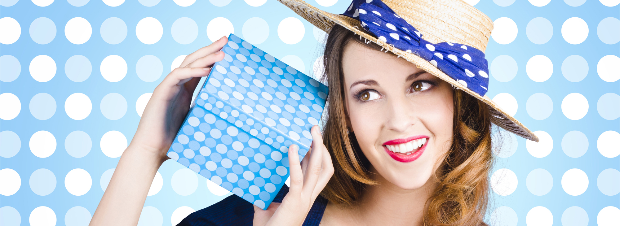Frau hält eine blaue Geschenkbox