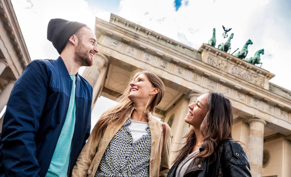Reisende am Brandenburger Tor bei einer Städtereise
