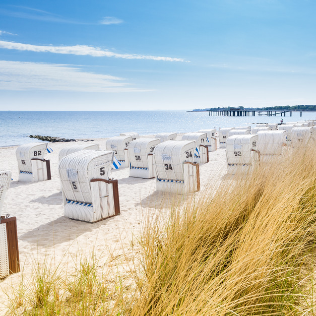 Strand mit Strandkörben an der deutschen Küste