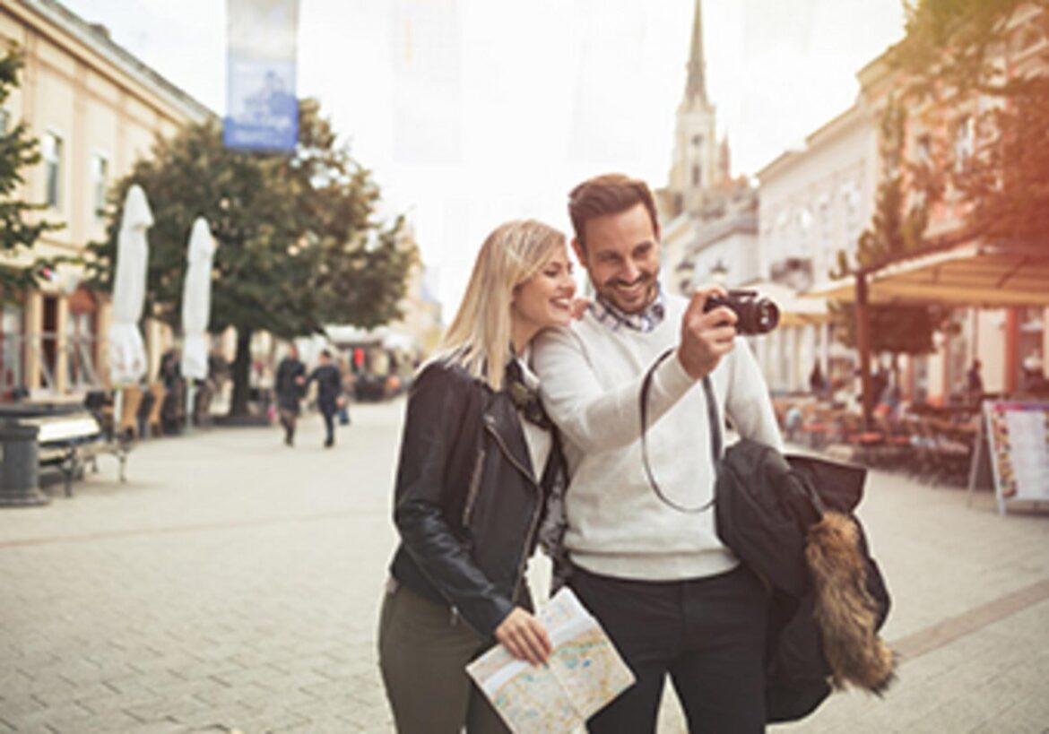 Zwei Reisende erkunden gemeinsam eine Stadt