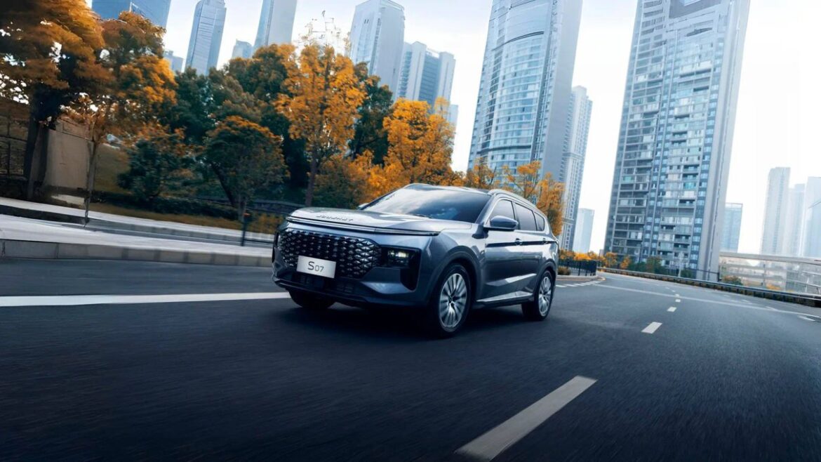 SUV Soueast S07 en una escena de conducción urbana